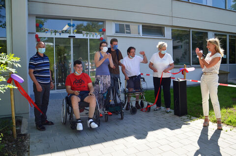 Groß war die Freude bei der Einweihung des neuen Zugangs zum Haus H: (v.r.n.l.) Barbara Martetschläger, Stellvertretung der Geschäftsführung und Ina Rathje, Pflegedirektorin, eröffneten gemeinsam mit den Patienten Leon Maigler, Meret Welz, Christian Lehmann und Tobias Kuntze sowie Michael Hessler, Leiter der Berufstherapie die neue Rampe. Foto: Jagode